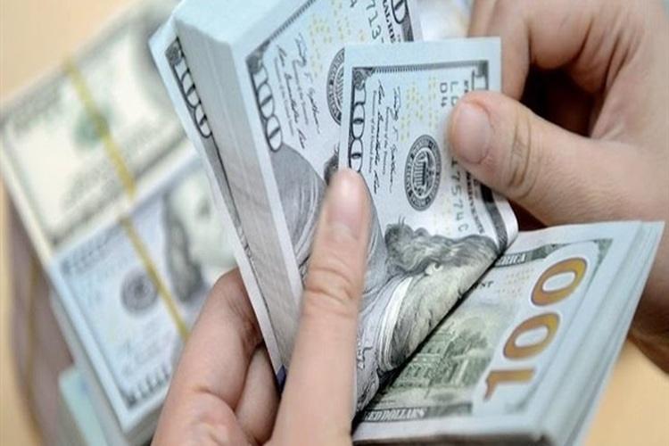 الدولار يبلغ أعلى مستوى في شهر