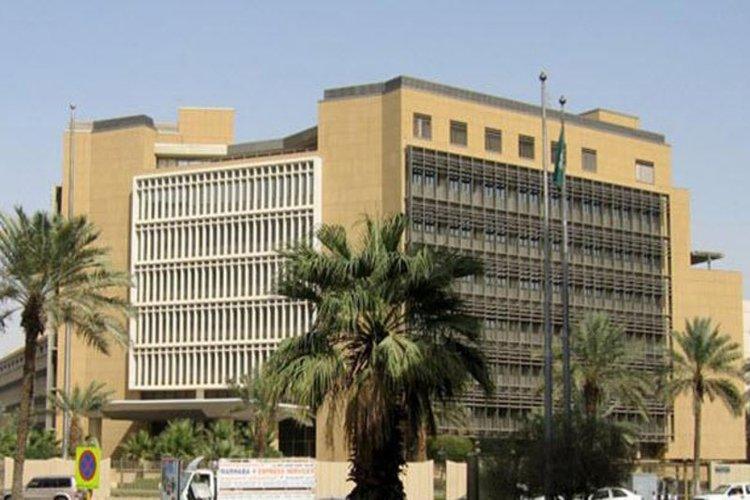 المالية السعودية تكشف حقيقة فرض رسوم على تحويلات الأجانب