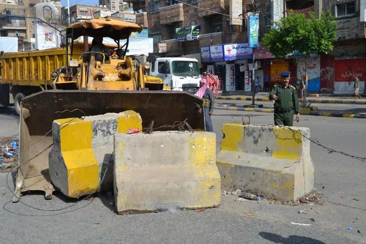 اللجنة الأمنية المكلفة بازالة المتارس والحواجز تباشر عملها في تعز