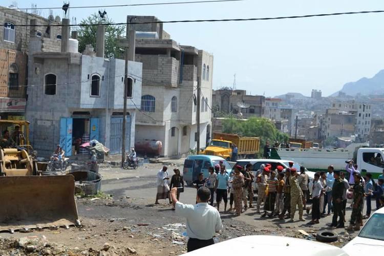 قيادة اللواء 35 مدرع تسلم نقاط خط التربة تعز لقوات الأمن الخاصة