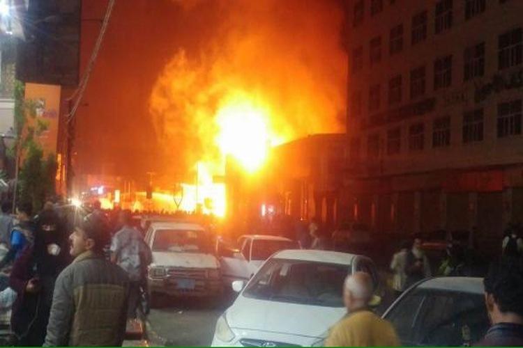 سكان: حريق هائل في أحد هناجر قطاع غيار السيارات في صنعاء