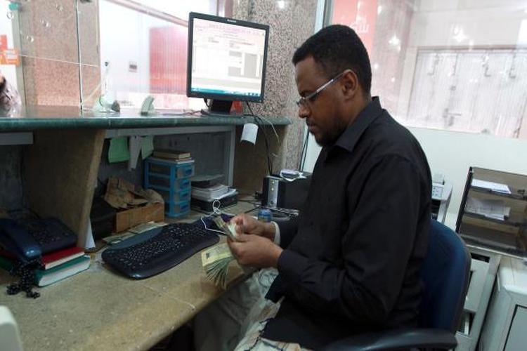 وسط أزمة سعر الصرف.. البنك المركزي يعلن مصارفة مستوردي المشتقات
