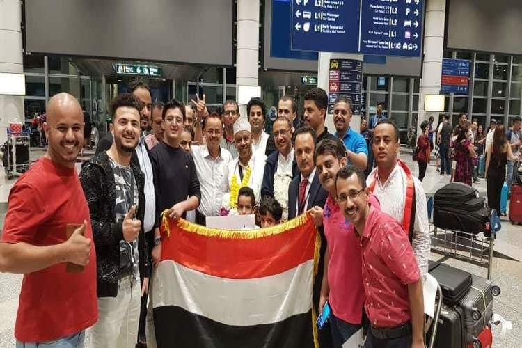 فنان اليمن أيوب طارش يصل ماليزيا وسط استقبال جماهيري حاشد