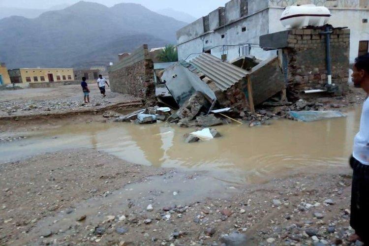 أمطار غزيرة في المهرة جراء العاصفة المدارية لبان.. صور