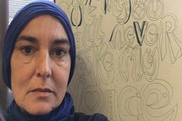 مغنية إيرلندية شهيرة تعلن اعتناقها الإسلام.. فيديو