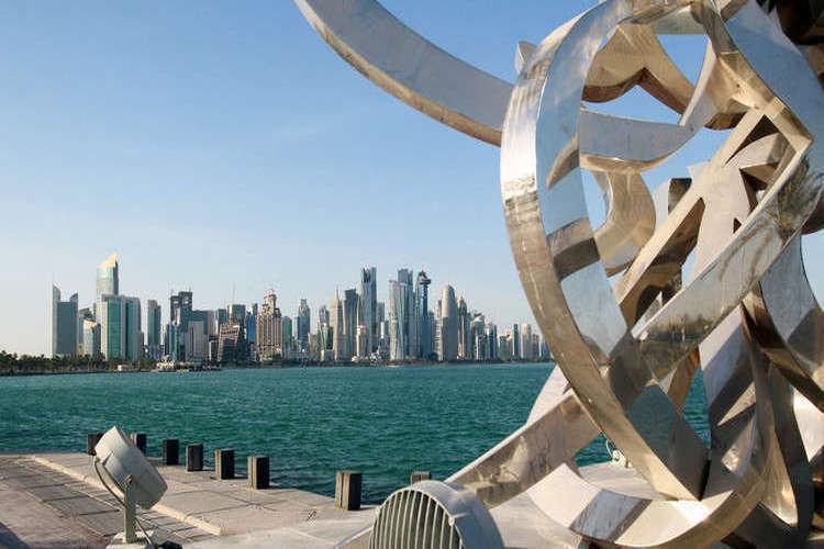 بالفيديو والصور.. علم إسرائيل يرفرف في قطر والإمارات!