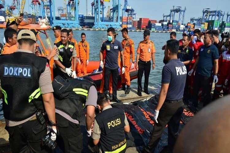 تعرف على قصة الناجي الوحيد من الطائرة الإندونيسية المنكوبة