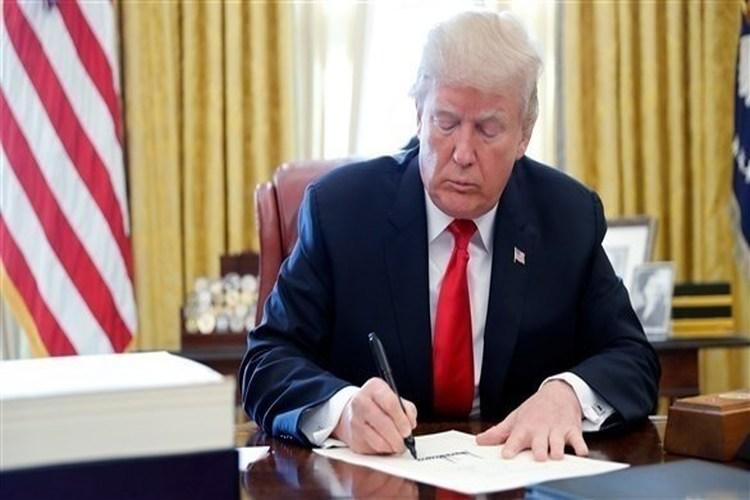 الرئيس الأمريكي ترامب يوقع مرسوماً يحرم المهاجرين من حق اللجوء