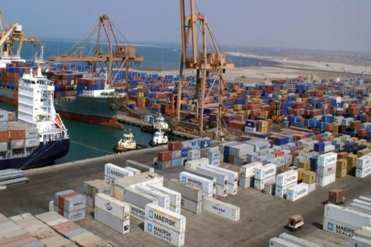 الحكومة تؤكد حرصها على استمرار العمل في ميناء الحديدة