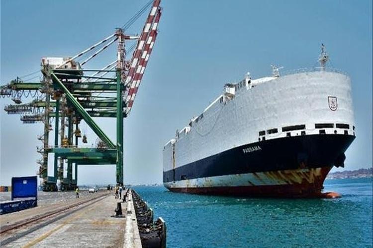 اليمن والسعودية توقعان اتفاقية لتوفير رافعات لموانئ المخا وعدن والمكلا