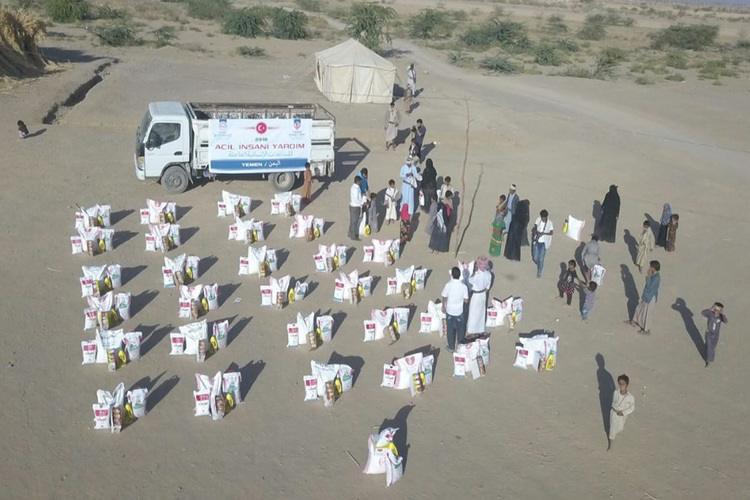 مساعدات تركية لـ1000 أسرة نازحة في اليمن