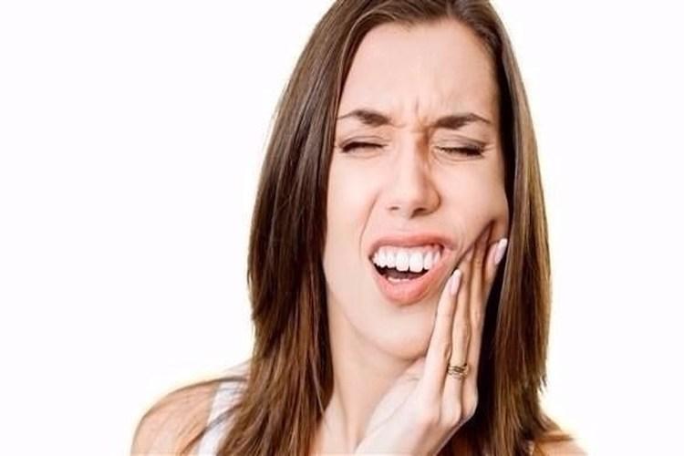 صرير الأسنان يتسبب في مشاكل صحية خطيرة