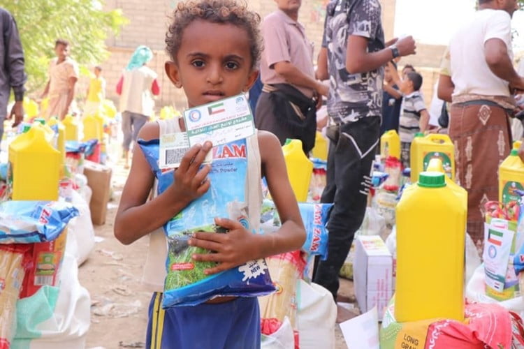 الكويت توزع مساعدات إغاثية على 20 ألف نازح في اليمن