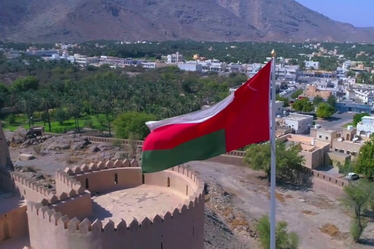 سلطنة عُمان تعفي طلاب اليمن من رسوم المدارس الحكومية