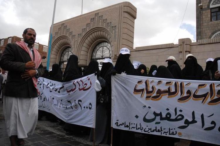 بالأرقام: 41 راتباً شهرياً لم يتسلمه الموظفون بمناطق سيطرة الحوثيين