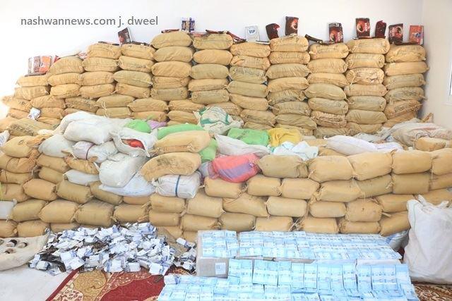 بالصور.. المنطقة الأولى في حضرموت تضبط 8 أطنان من الحشيش والمتفجرات