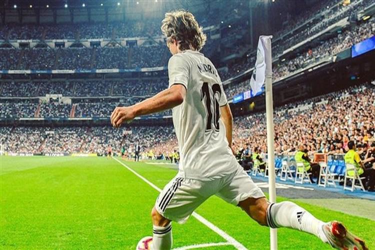 مودريتش يجدد عقده مع ريال مدريد حتى 2021