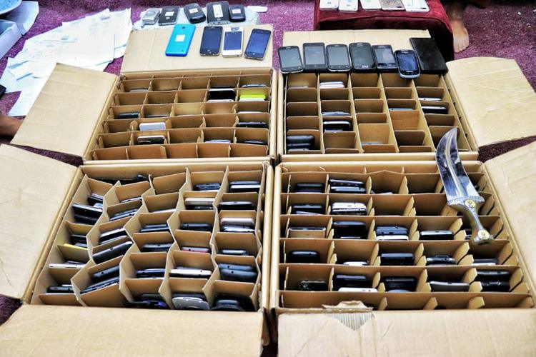 ضبط متهمين بسرقة 500 هاتف محمول في المهرة