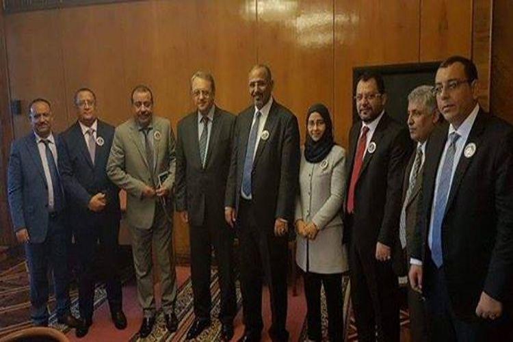 وفد من المجلس الانتقالي الجنوبي برئاسة الزبيدي يلتقي مسؤولين في روسيا