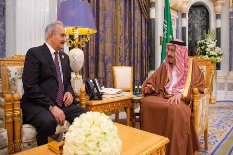 العاهل السعودي يبحث مع خليفة حفتر مستجدات الوضع في ليبيا