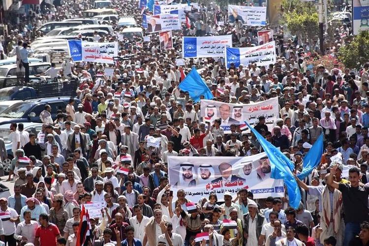 بالفيديو والصور.. الإصلاح ينظم تظاهرة تدعم التحالف في تعز