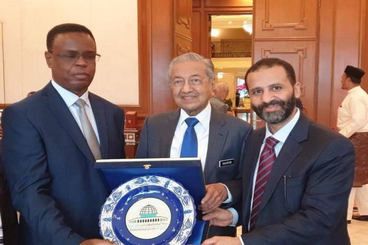 الشيخ حميد الأحمر يبحث مع مهاتير محمد مستجدات الساحة الفلسطينية