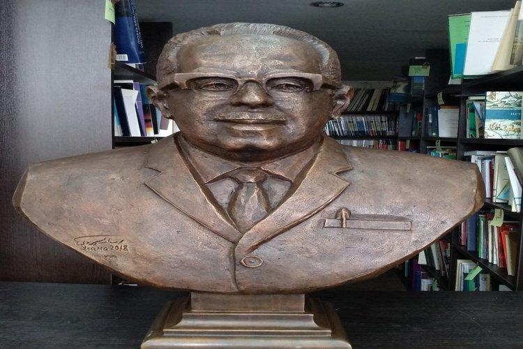 إزاحة الستار عن تمثال المفكر اليمني عبدالله باذيب في موسكو.. صور وسيرة ذاتية
