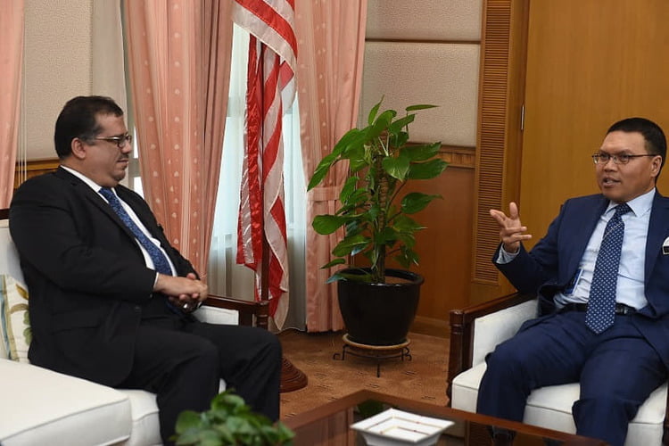 باحميد يبحث مع أمين عام الخارجية الماليزية تطورات اليمن