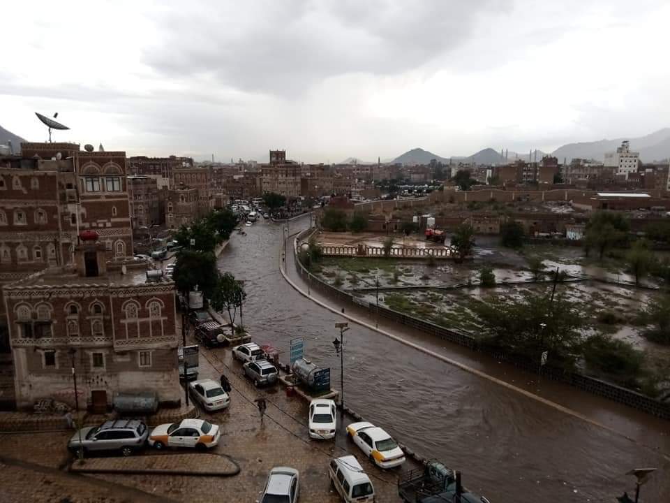 بالفيديو.. شوارع صنعاء تغرق بالسيول بعد الأمطار الغزيرة