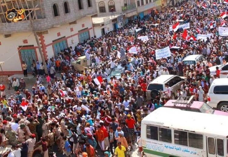 بالفيديو والصور.. تظاهرة حاشدة في سقطرى تهتف بالروح بالدم نفديك يا يمن