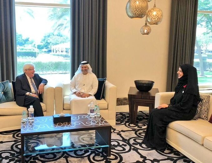 غريفيث يلتقي قرقاش والهاشمي في أبوظبي لمناقشة السلام في اليمن