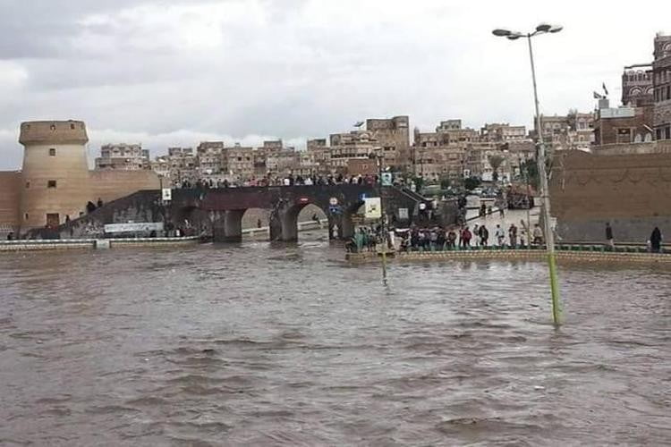 انتشال جثة طفل لقي مصرعه غرقاً في سائلة صنعاء