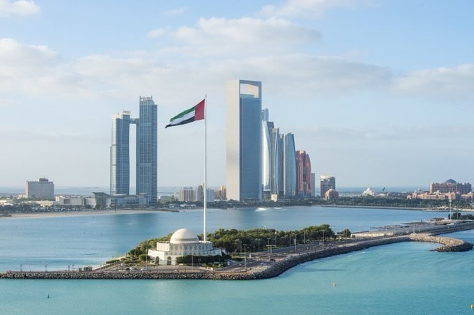 الإمارات تسحب دبلوماسييها من لبنان تضامنا مع السعودية
