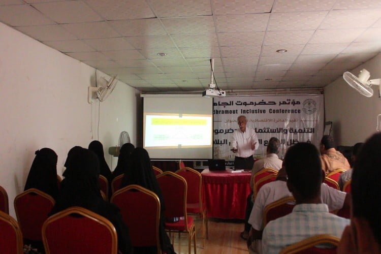 حضرموت الجامع ينظم ندوة حول التنمية والاستثمار في الوضع الراهن