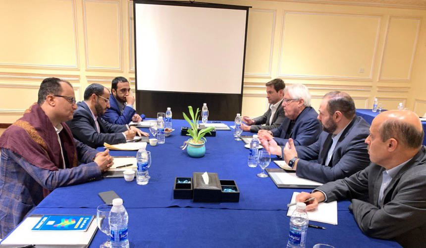 بعد زيارته صنعاء.. هذا ما ناقش غريفيث مع وفد الحوثيين في مسقط