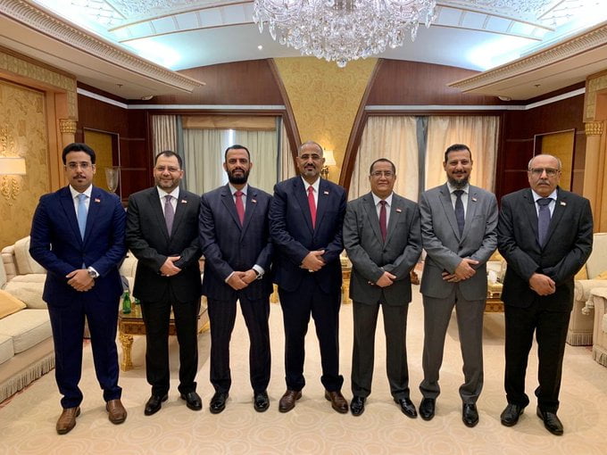 المجلس الانتقالي يعلن تفاصيل ونتائج لقاء الزبيدي مع الرئيس هادي
