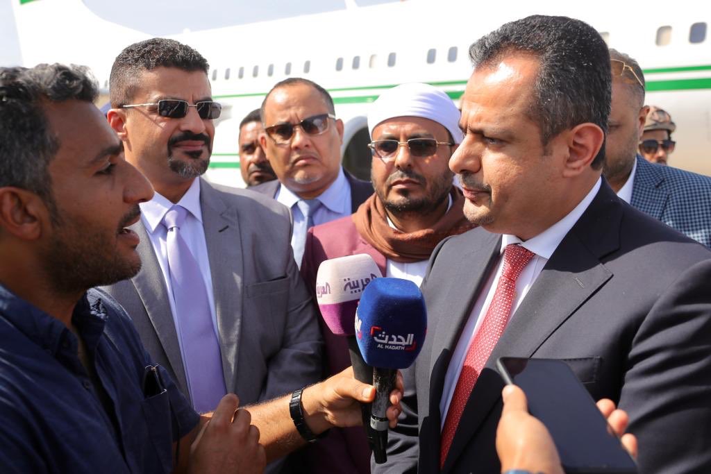 بالصور.. رئيس الحكومة معين عبدالملك يعود إلى عدن - أول تصريح