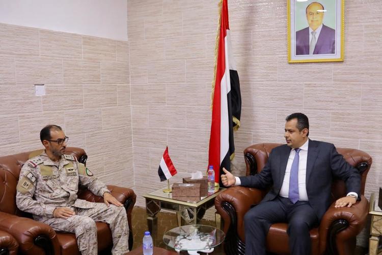 قائد القوات السعودية في عدن يعقد اجتماعين منفصلين برئيسي الحكومة والانتقالي