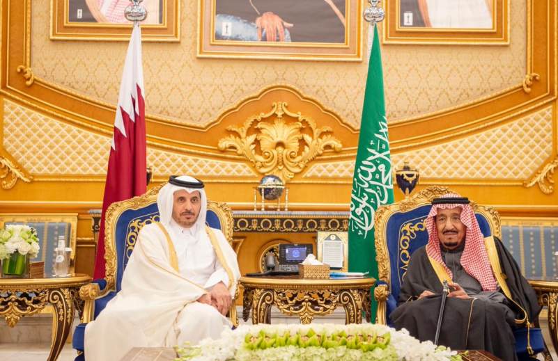 وسط جهود حل الأزمة: الملك سلمان يستقبل رئيس وزراء قطر
