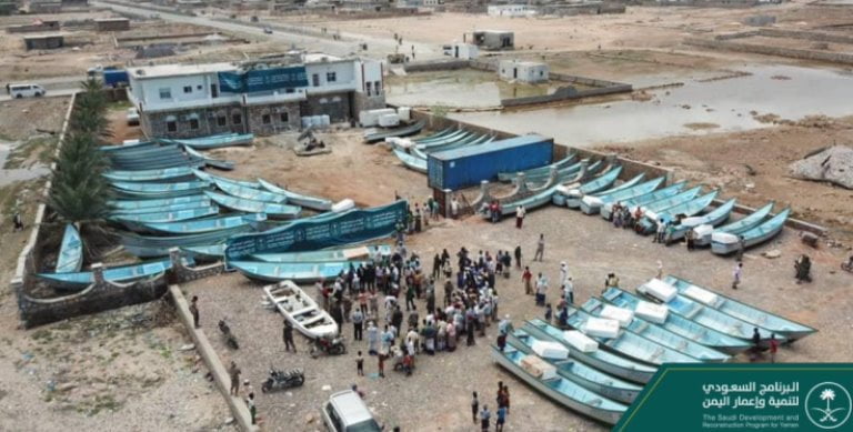 إعمار اليمن يقدم 100 قارب لصيادي سقطرى وبيوتاً محمية بمحافظات عدة