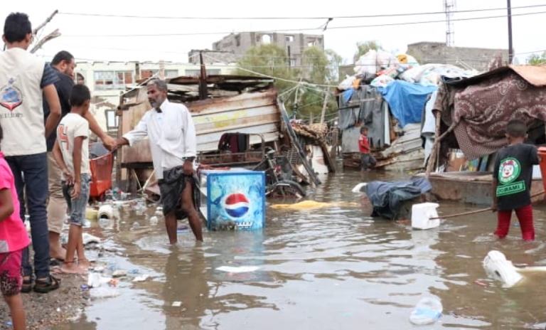 بالأرقام: أضرار مخيمات النازحين بمحافظات عدن ولحج وأبين جراء السيول