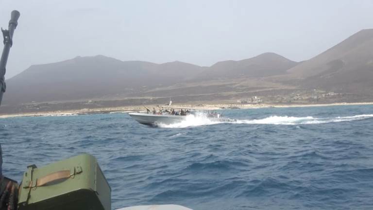 خفر السواحل اليمني ينقذ 6 بحارة فرنسيين وإيطاليين بحادثين منفصلين