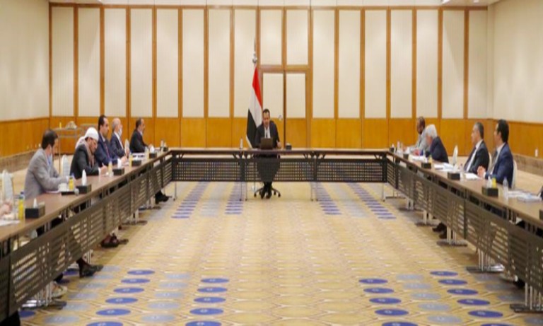 الحكومة: نعمل على توفير المرتبات بكافة المناطق العسكرية والحل إعادة الإيرادات