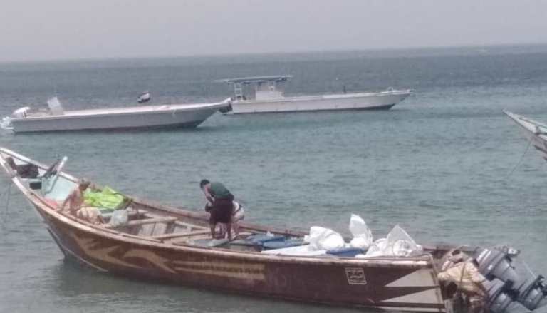 الساحل الغربي: خفر السواحل اليمنية يضبط قارباً محملاً بكميات من الذخيرة