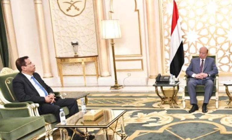 هادي يؤكد أهمية تعزيز الاستقرار في المهرة وتوفير الخدمات