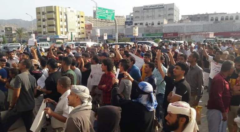 المئات يتظاهرون في عدن احتجاجاً على انقطاعات الكهرباء المتكررة