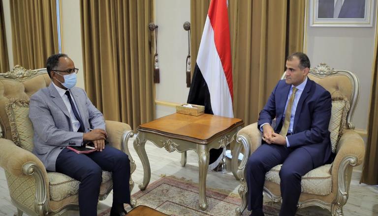 الخارجية اليمنية تناقش مع الصليب الأحمر ترتيبات إتمام تبادل الأسرى والمعتقلين