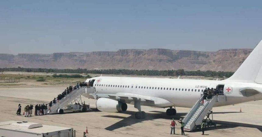 تبادل الأسرى والمختطفين: 5 طائرات تتم نقل 484 بين صنعاء وسيئون والرياض