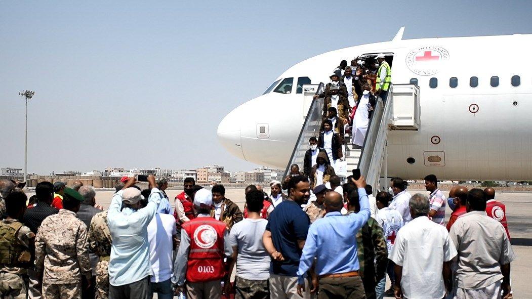 بالأسماء.. وصول أفراد القوات المشتركة المحررين من سجون الحوثي إلى عدن