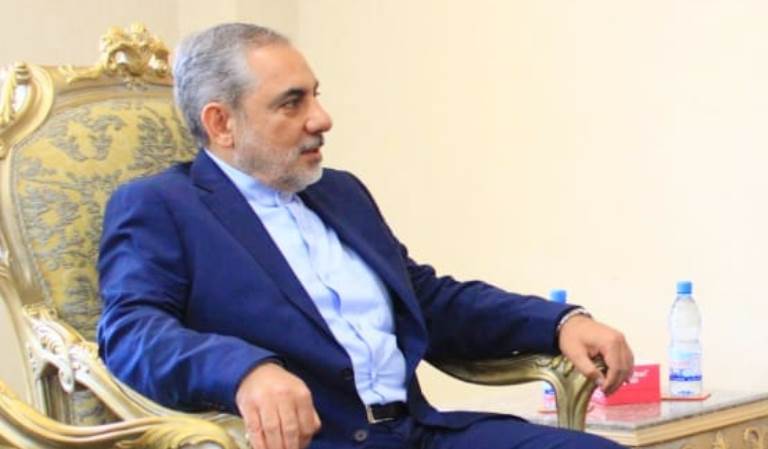 أول ظهور للقيادي الإيراني المعين سفيراً في صنعاء حسن ايرلو -صورة